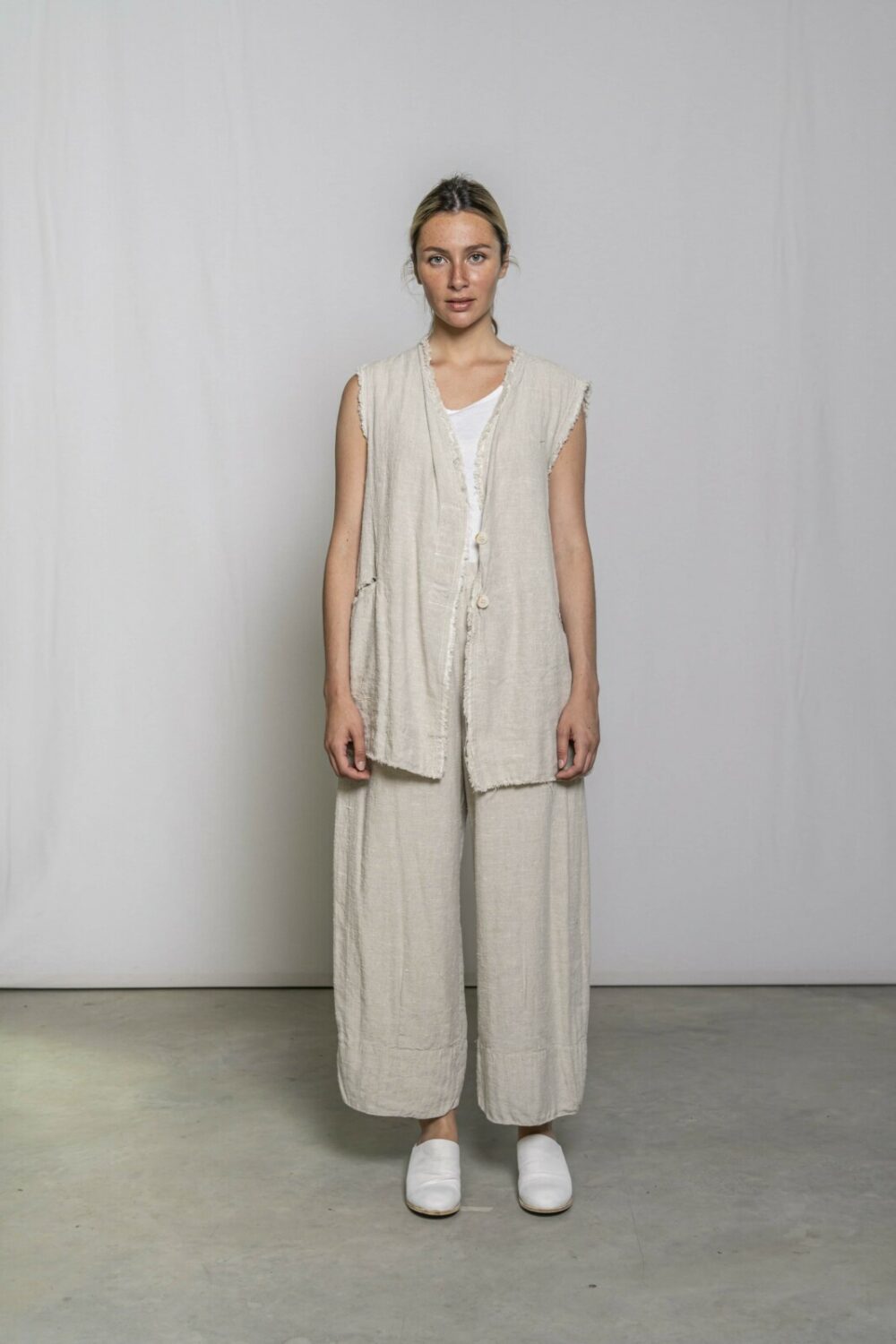 Aequamente Silk Linen Waistcoat - Image 4